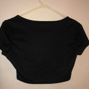 Black ring front V-neck crop top